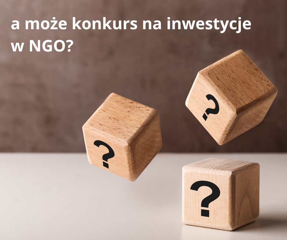 Spadające drewniane kostki na których nadrukowano znaki zapytania, a nad nimi pytanie "a może konkurs na inwestycje w NGO?"